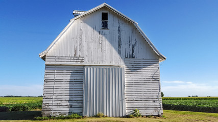 Fototapeta na wymiar Old white barn