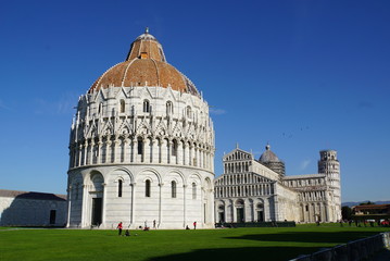 ピサ　奇跡の広場　洗礼堂　斜塔