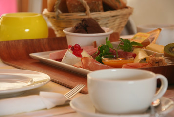 Frühstück mit Tasse, Brötchen, Croissant, Wust und Käse. 
