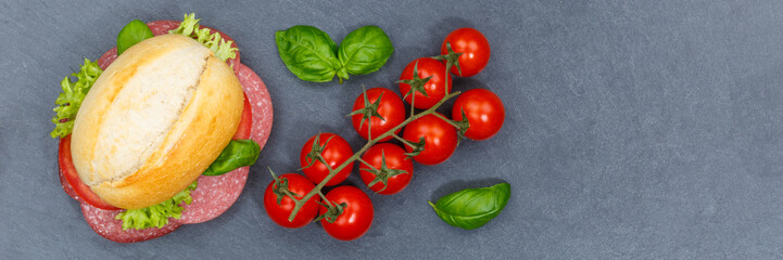 Brötchen Sandwich Baguette belegt mit Salami Schinken Banner von oben Schieferplatte