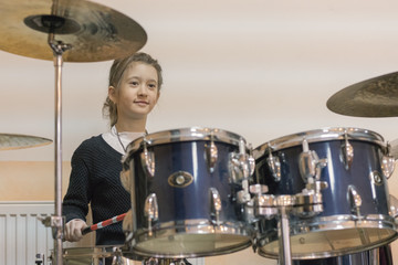 girl play drum set/musician