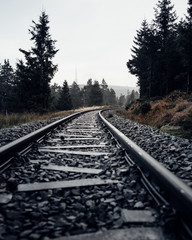 Fototapeta premium Perspektive aus dem Gleisbett mit Blick zum Brocken im Hintergrund