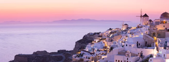 Foto op Plexiglas De beroemde zonsondergang op Santorini in het dorp Oia © Lukas Gojda