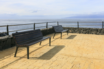 Fototapeta na wymiar Bench in front of the sea