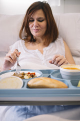 Obraz na płótnie Canvas woman eating in the hospital