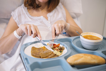Obraz na płótnie Canvas woman eating in the hospital