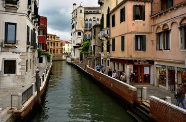 Fototapeta premium Toursits and the canal of Venice