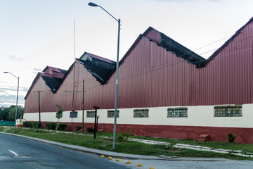Obraz premium SANTIAGO DE CUBA, CUBA - FEB 6, 2016: View of Ron Caney rum factory in Santiago de Cuba.