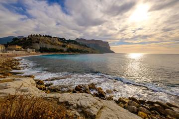 Fototapeta na wymiar Paysage de mer, les vagues, le beau nuageux. Cassis, France, Vue sur l'ancien château et la falaise Cap Canaille