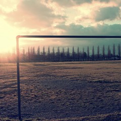Bolzplatz im Sonnenuntergang
