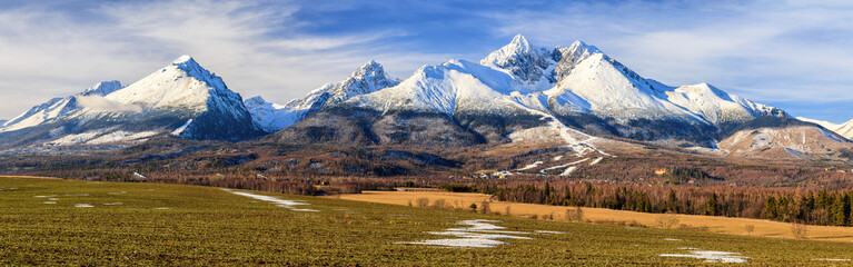 Panoramablick auf die Berge der Hohen Tatra im Winter, Slowakei