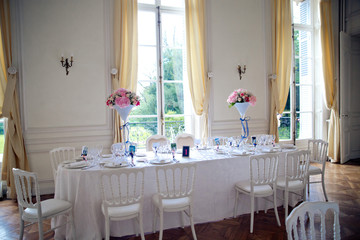 table décorée pour récéption de mariage