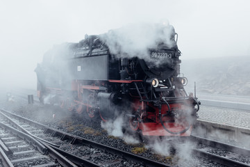 Eisenbahn steht im Nebel auf den Gleisen