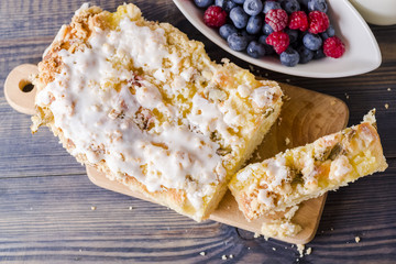 Yeast cake with pudding and rhubarb