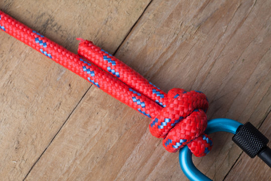 Fishermans Knot with Red Rope on Carabiner