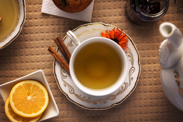 Obraz premium Beautiful arranged cup of tea, on top of the table.