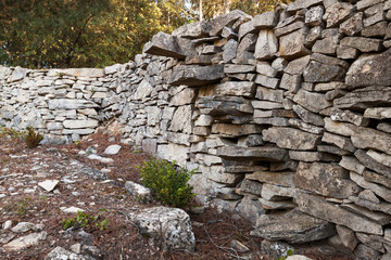 escalier dans mur en pierres sèches
