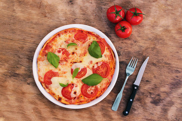 Pizza Tomaten Mozzarella mit Besteck