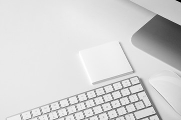 Apple iMac on white table - obrazy, fototapety, plakaty