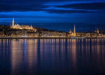Fototapeta na wymiar Budapest and the Fishermen's Bastion at night