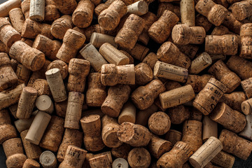 Wein und Champagner Korken auf dunkelem Hintergrund (Wein Konzept)