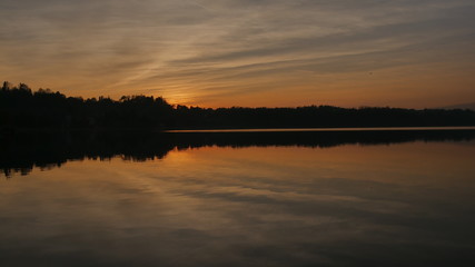 Fototapeta na wymiar Colori del tramonto sul lago