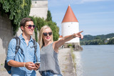 Urlauberpaar am Innufer in Passau beim Stadtbummel