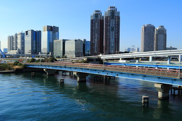 Naklejka premium 東京湾岸の運河と台場の高層ビル群