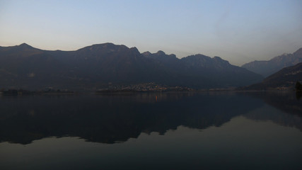 Luce del crepuscolo sul lago di Annone