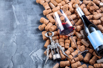 Wein und Champagner Korken auf dunkelem Hintergrund (Wein Konzept)