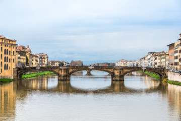 Fototapeta na wymiar フィレンツェ　ヴェッキオ橋から眺めるアルノ川