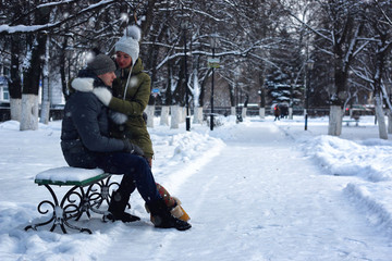 Fototapeta premium lovers on a bench in winter