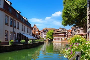 Fototapeta na wymiar Strasbourg houses on river