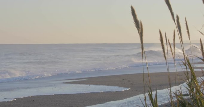 Oceano e mare mosso in tempesta con onde impetuose che si infrangono sulla spiaggia.