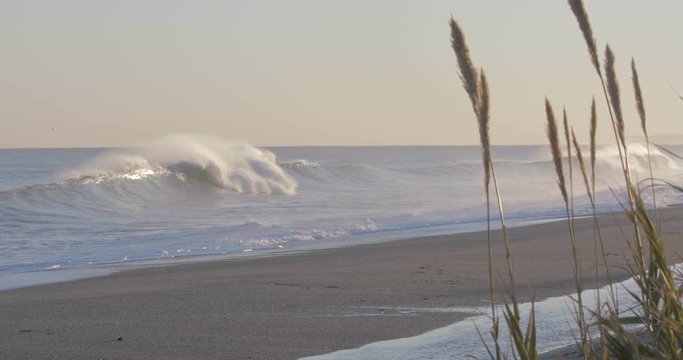 Oceano e mare mosso in tempesta con onde impetuose che si infrangono sulla spiaggia.