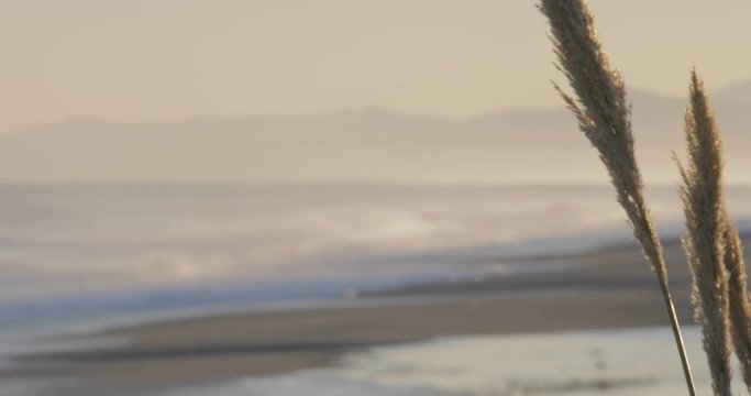 Oceano e mare mosso in tempesta con onde impetuose che si infrangono sulla spiaggia.