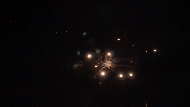 buntes feuerwerk isoliert vor schwarzem nachthimmel