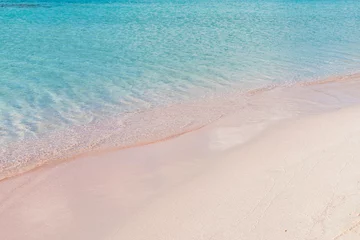 Photo sur Plexiglas  Plage d'Elafonissi, Crète, Grèce Vagues douces de la mer sur le sable rose et belle plage avec des falaises. Côte de l& 39 île de Crète en Grèce. Plage de sable rose du célèbre Elafonisi