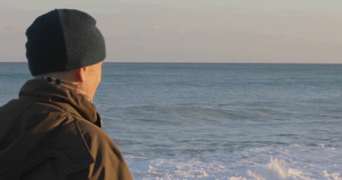 Oceano e mare mosso in tempesta con onde impetuose che si infrangono sulla spiaggia.