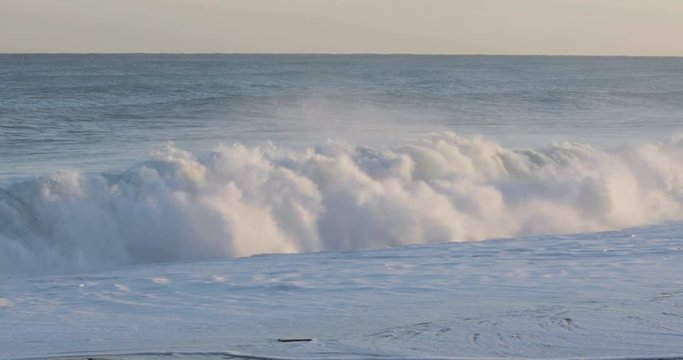 Oceano e mare mosso in tempesta con onde impetuose che si infrangono sulla spiaggia.