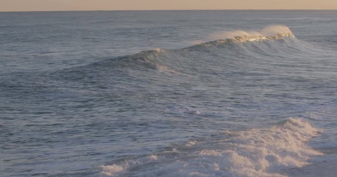 Oceano e mare mosso in tempesta con onde impetuose che si infrangono sulla spiaggia.