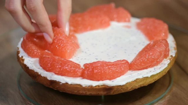 Cooking a cake with grapefruit