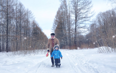 Fototapeta na wymiar family walks on Winter Park during the weekend