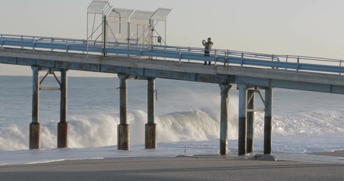 Oceano e mare mosso in tempesta con onde impetuose che si infrangono sulla spiaggia.