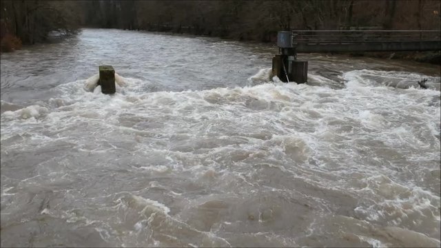 Une rivi&egrave;re en crue durant l'hivers