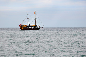 Fototapeta na wymiar An entertaining pirate ship for tourists sailing on the sea