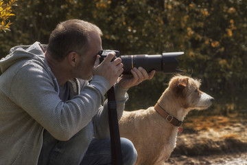 Fotograf und Hund auf der Pirsch