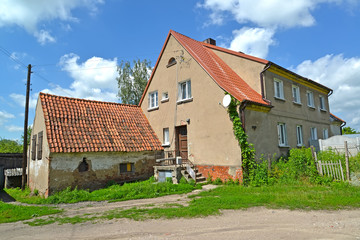 Fototapeta na wymiar The old apartment house with the attached shed on Karl Marx Street. Gvardeysk, Kaliningrad region