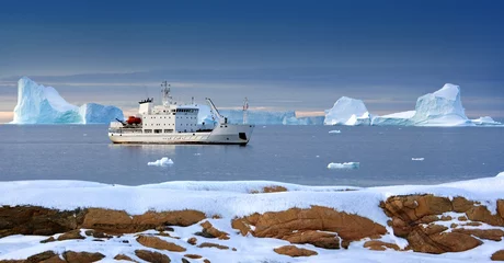 Foto op Plexiglas Groenland - Toeristische ijsbreker - Noordpoolgebied © mrallen