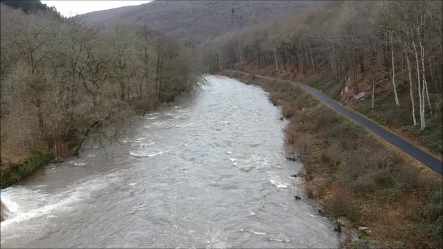 Une rivi&egrave;re en crue durant l'hivers